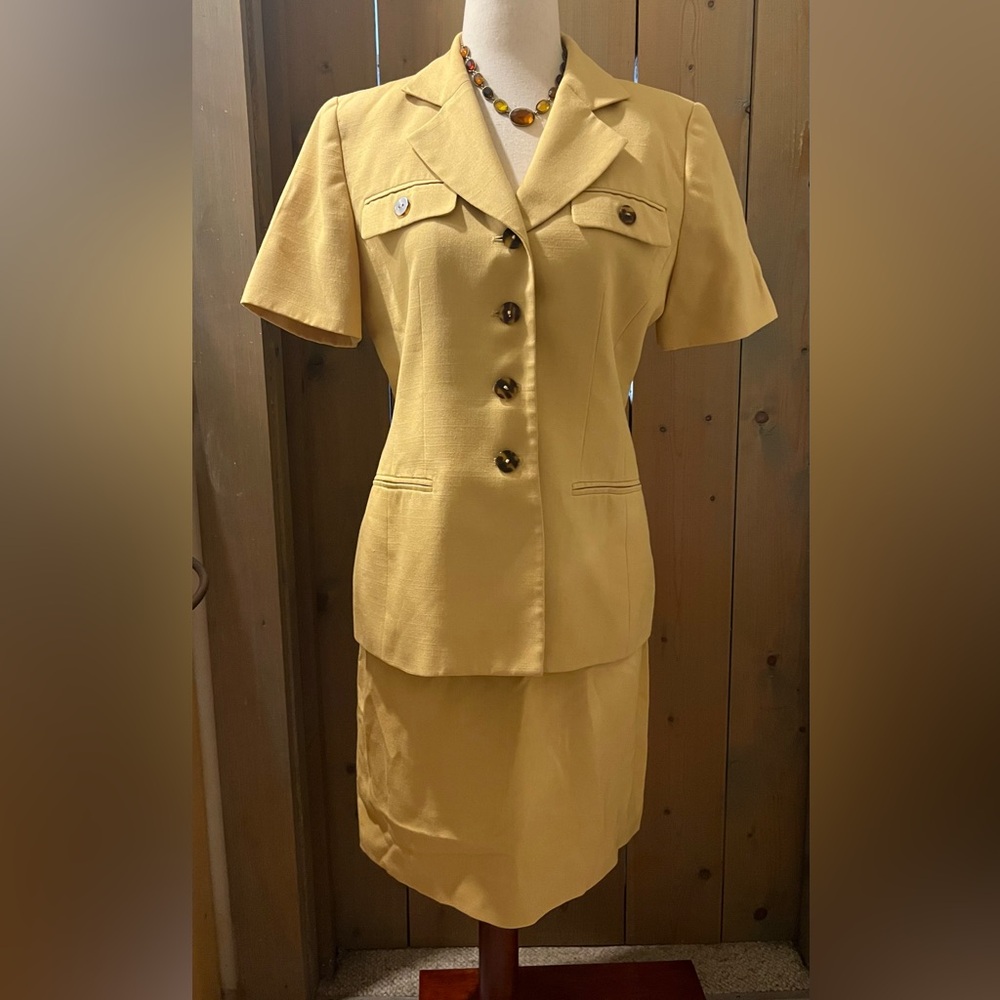 Le Suit , Perfect for warmer temps, short sleeve Jacket, in Springtime Yellow !